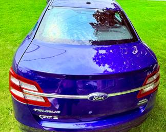 2014 Ford Taurus 17,500 miles. LOW MILES!