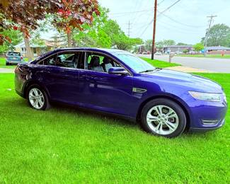 2014 Ford Taurus 17,500 miles. LOW MILES!