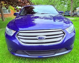 2014 Ford Taurus 17,500 miles. LOW MILES!