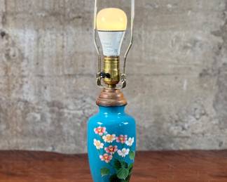 This lot features a vintage Chinese table lamp in good working condition. No shade. This lamp measures, 20.5” H x 6” W x 6” D.