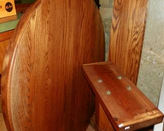 Mennonite Craftsmen solid oak dinning table w/2 leaves