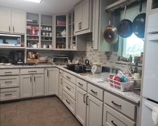 Lots of great kitchen items