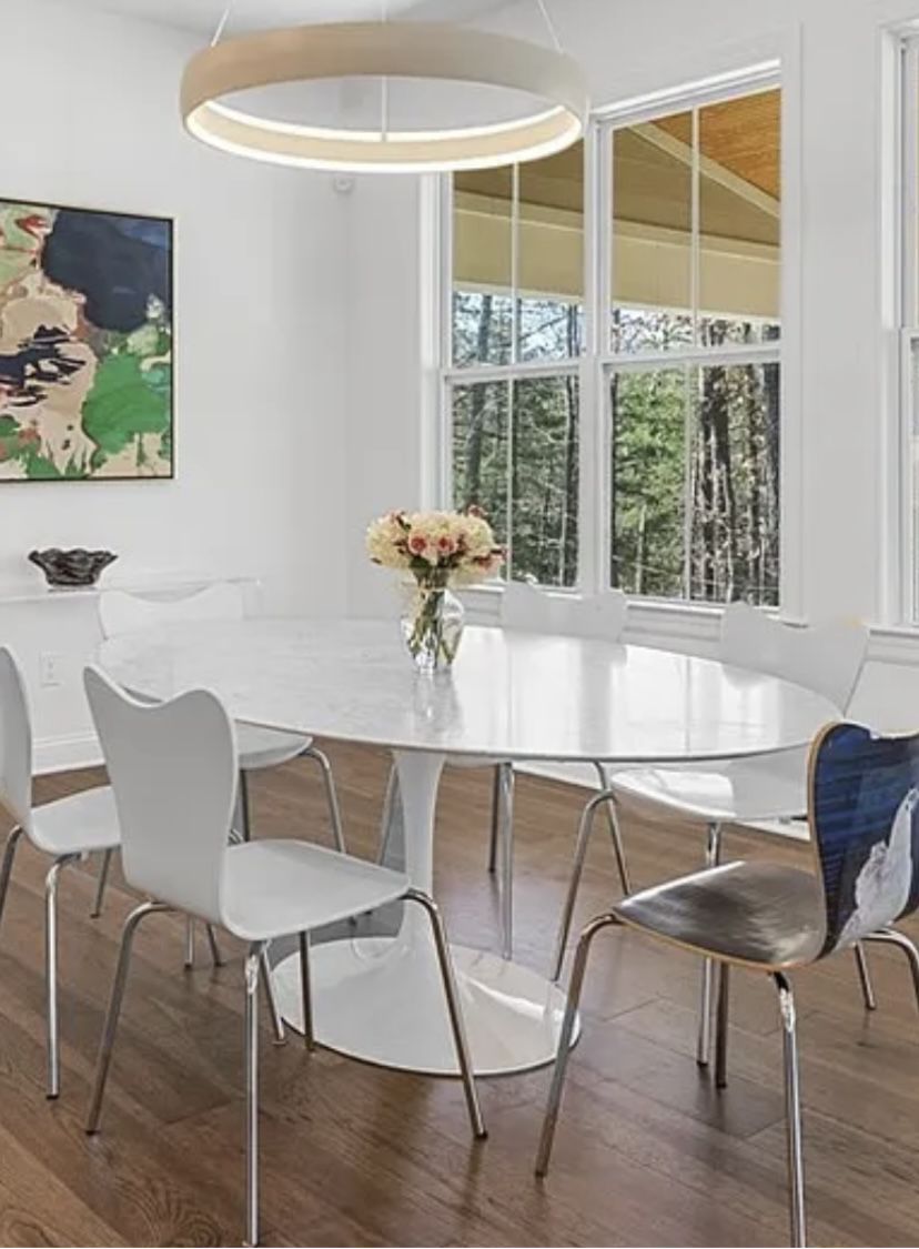 Saarinen white Carrara marble top Tulip Table