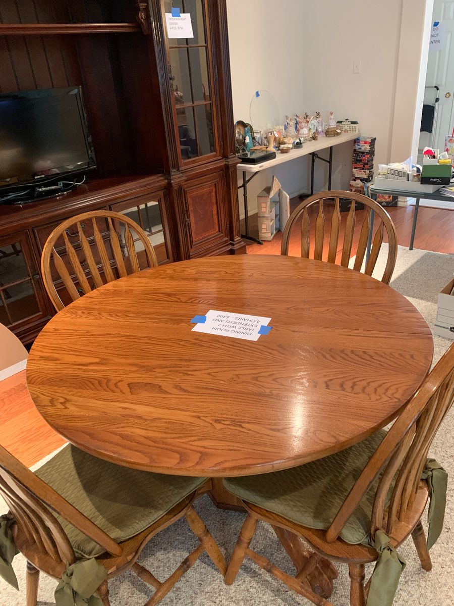 Nice claw foot table with two extenders, 4 chairs
