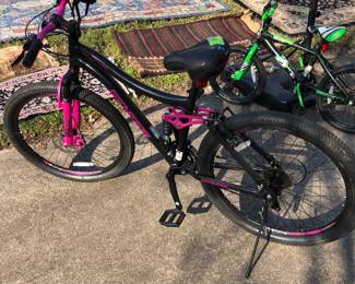 GENESIS "Maeve" 26" adult bike, very gently used, with new seat and helmet too