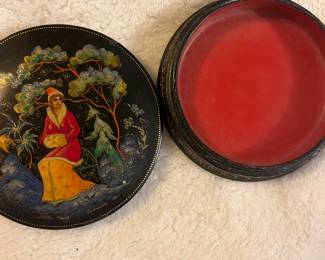 Russian lacquer powder compact, exquisitely painted, unique piece.