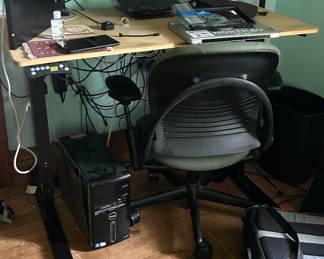 Standing Desk, Dual monitor setup, logitech Camera, 30L peak design backpack, 1st monitor 24' August 2020 HP, Second bigger monitor LCD dell 34' 60hz 2018