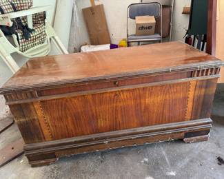 Roos cedar chest