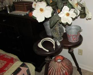 antique 3 legged clover table