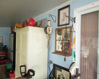 wall mirrors, hanging decorations