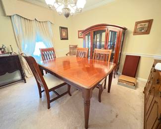 Dining room table with chairs very nice condition