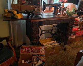 Antique Singer Sewing Machine & Desk