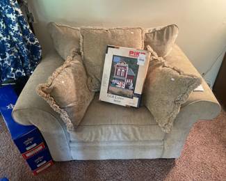 Piko LGB Laden Shop, Chair, Decorative Pillows