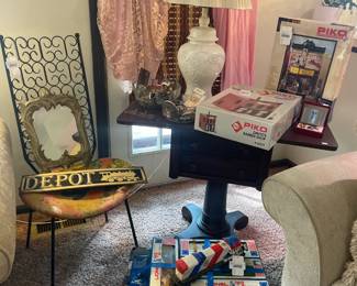 Lionel Spirit 76 Model Train Set, Shaver Howard Iron Chair, Depot Sign, Decorative Lamp