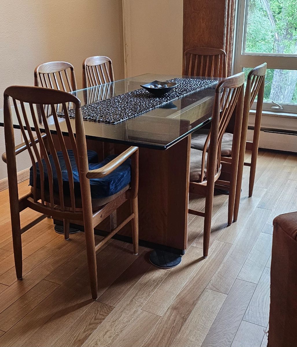 WELCOME EVERYONE!PLEASE READ the intro! The Furniture is upstairs and it is only guided viewing !