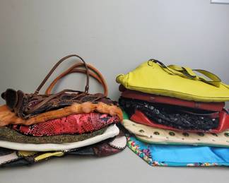 13 Diverse Handbags