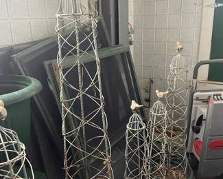 Vine climbing support for beans, cukes with bird finial