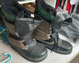 Snowboard boots