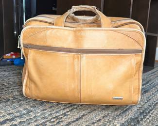 K65 - $50 - Solo Classic Collection Brown Camel Leather Briefcase , Laptop ROLLING Travel Bag