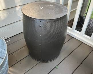 K87 - $20 - Plant Stand / Side Table. Hammered metal. Please note chipping paint on the top.