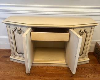 K52 - $225- Vintage Martinsville Buffet. Like New Condition. 57.5"W x 18"D x 30"T