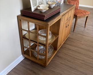 Vintage Drexel Collage Serving Cart. Beautiful condition