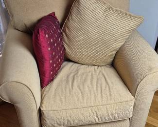 Armchair With 2 Pillows
