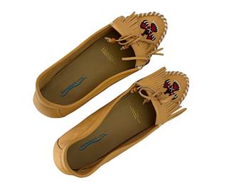 Comfortview tan moccasins with beaded eagle; leather uppers with white thread; size 8.5