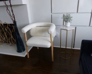 Accent chair with pedestal side table/stand