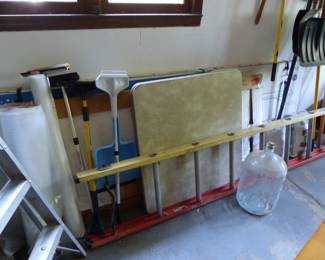Folding tables