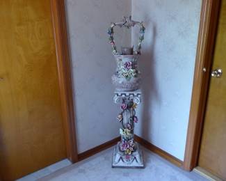 Capodimonte wishing well & pedestal
