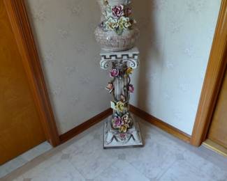 Capodimonte wishing well & pedestal