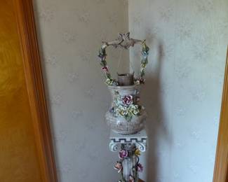 Capodimonte wishing well & pedestal