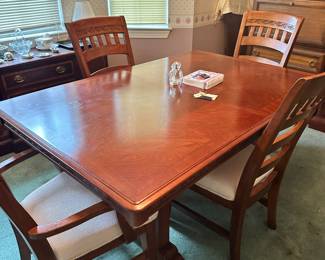 Beautiful table with 6 chairs