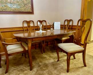 Elegant Ethan Allen table with 8 chairs
