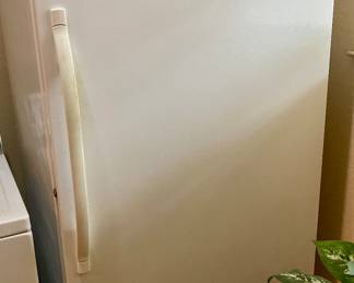 immaculate and cold, very nice Kenmore freezer,