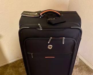 Brand new Traveler's Choice suitcase