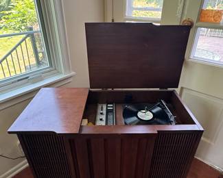 Vintage Record Player Consold Picture 1 of 4