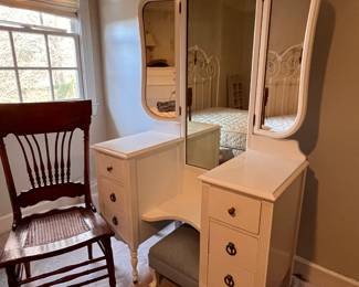DRESSING TABLE WITH TRI-FOLD MIRROR