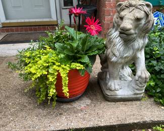 Heavy concrete lion