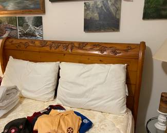 queen bed w/decorative head and footboard