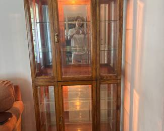 Lit cabinet