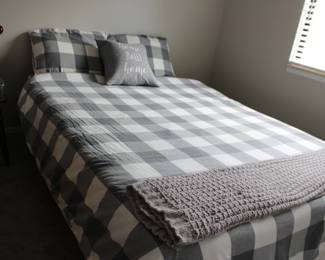 Queen Bed Comforter and Throw