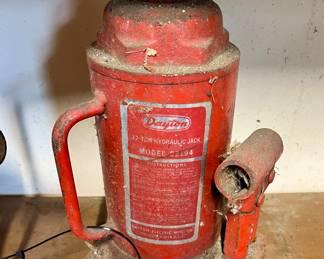 Vintage Dayton hydraulic 12 ton jack