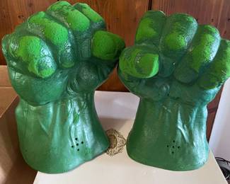 THE HULK Giant rubber talking, growling fist