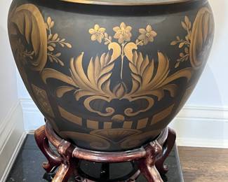 (2) matching flower pots (only one photographed)