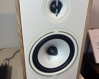 Triangle speakers - like new!