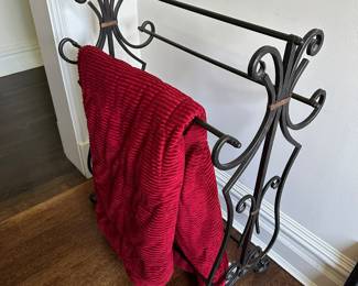 Towel/blanket rack