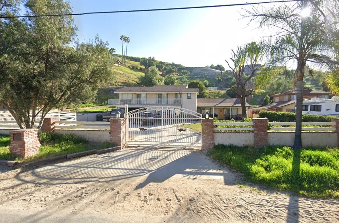 The front of the sale location, so you know what to look for when you arrive.  Note the dirt in front of the driveway?  It's for the horses and riders.
