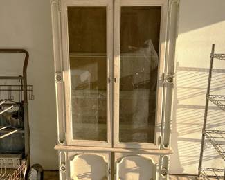 This glass-door cabinet has great style, and is a great choice.